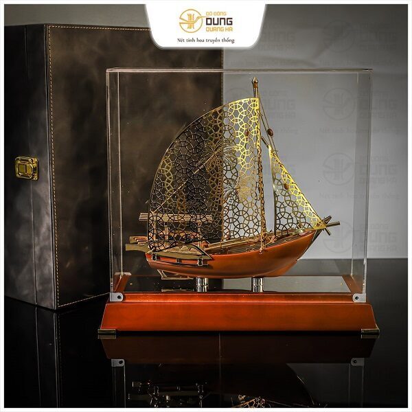 Quà tặng thuyền buồm mạ vàng - đồ đồng lưu niệm tinh xảo