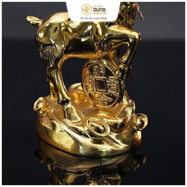 Tượng dê phong thủy gác chân đồng xu cao 15cm bằng đồng mạ vàng