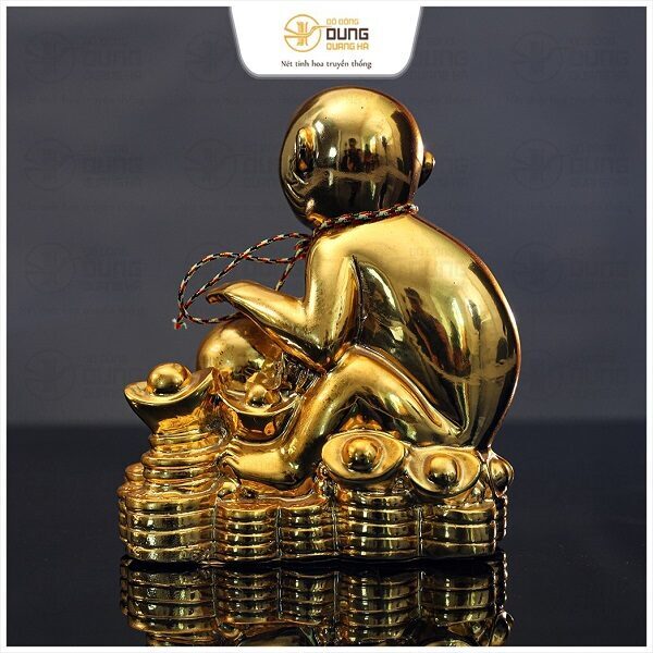 Tượng khỉ bằng đồng ngồi trên chồng tiền mạ vàng cao 15cm