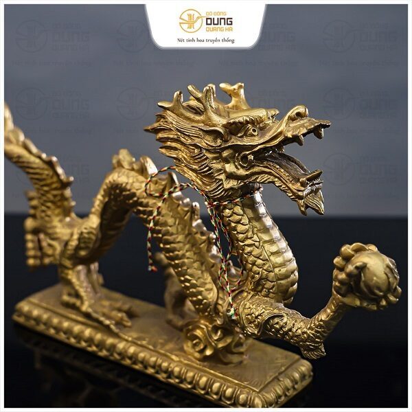 Tượng rồng cầm ngọc bằng đồng vàng kích thước 26x31x2cm