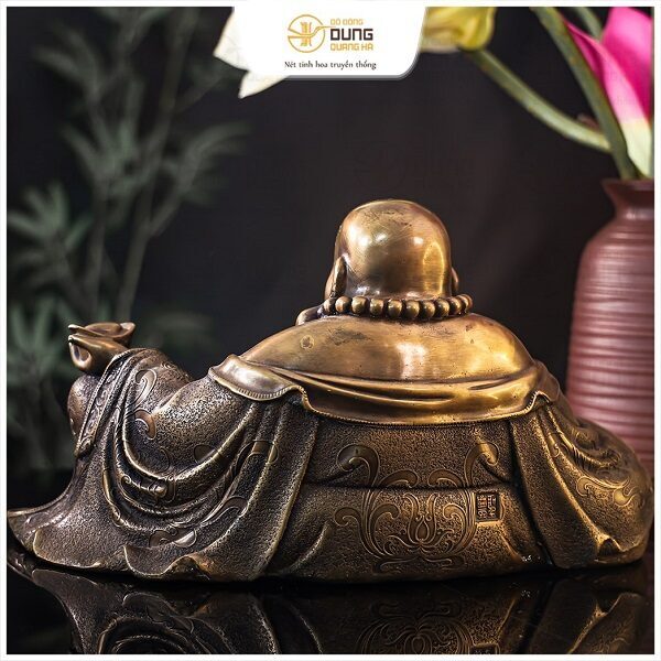 Tượng Phật Di Lặc đẹp mặc áo hoa tựa túi vải bằng đồng vàng 21x40cm