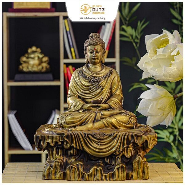 Tượng Phật Thích Ca bằng đồng vàng ngồi trên bệ đá cao 40cm