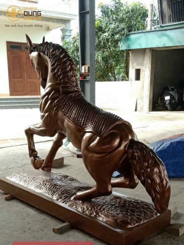 Bàn giao & lắp đặt tượng linh vật ngựa bằng đồng đỏ nguyên khối 1050kg theo yêu cầu của khách Quận Tân Bình
