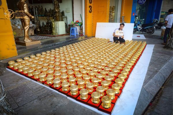 Dung Quang Hà bàn giao 300 quả trống đồng vàng mạ vàng 
