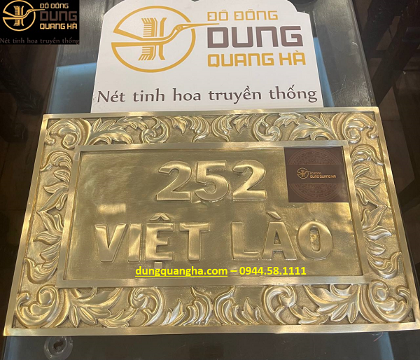 Biển tên Việt Lào bằng đồng vàng hàng đặt theo yêu cầu cao 29,5cm x ngang 49cm nặng 3,6kg