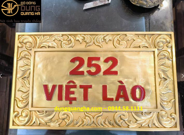 Biển tên Việt Lào bằng đồng vàng hàng đặt theo yêu cầu cao 29,5cm x ngang 49cm nặng 3,6kg