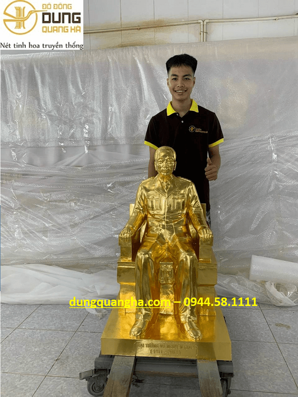 Tượng Đại tướng Võ Nguyên Giáp ngồi ghế bằng đồng đỏ dát vàng cao 90cm