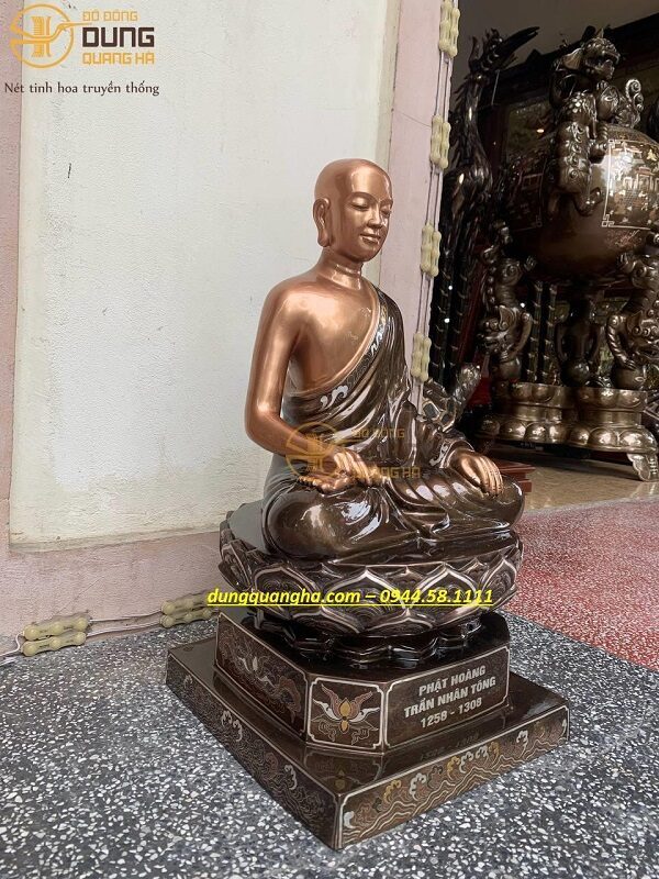Tượng Phật Hoàng Trần Nhân Tông bằng đồng đỏ khảm tam khí cao 50cm