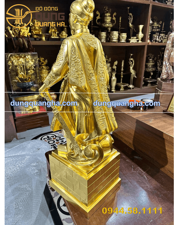 Bộ tượng Trần Quốc Tuấn bằng đồng đỏ dát vàng cày nổi hoa văn cao 90cm