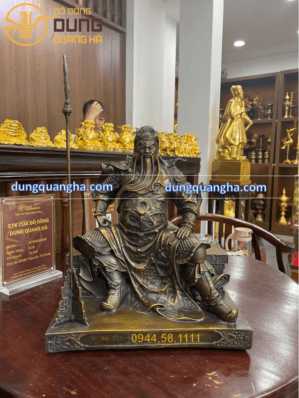 Tượng Quan Công ngồi bên Long đao bằng đồng vàng hun giả cổ cao 38cm
