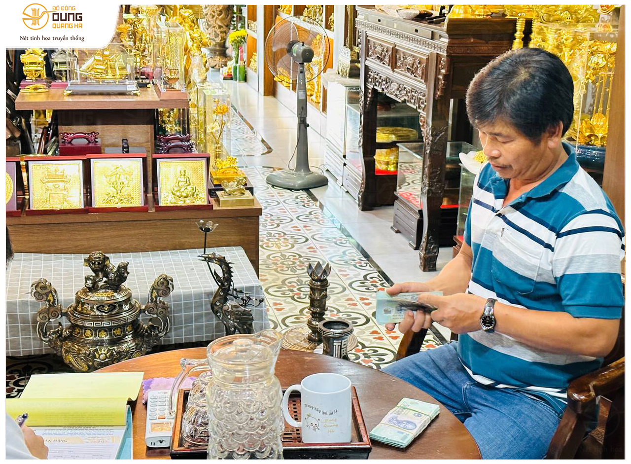 Khách từ Tây Ninh đến cửa hàng cơ sở Sài Gòn sắm bộ đồ thờ ngũ sắc cao 60cm
