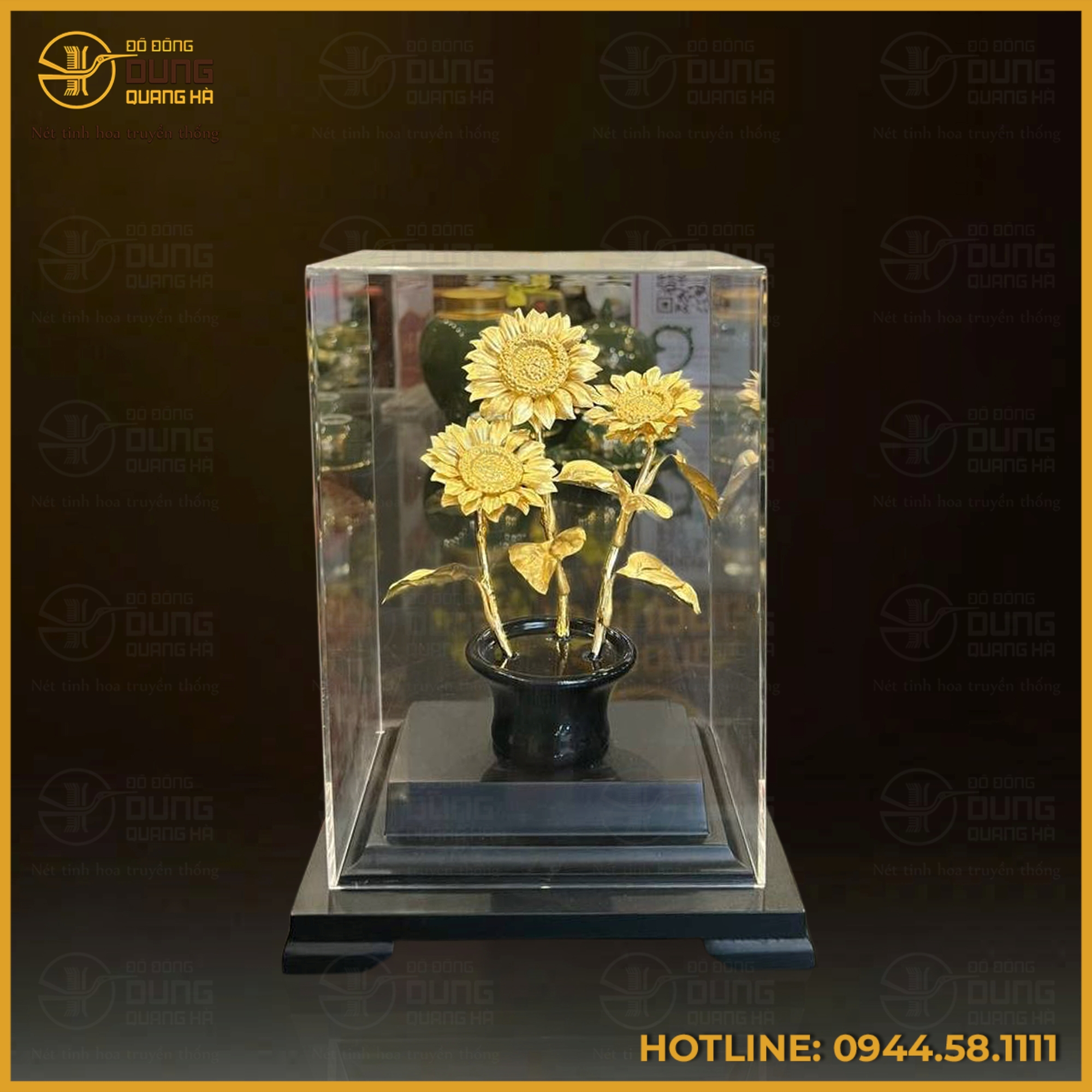 Chậu hoa hướng dương bằng đồng đặt hộp mica