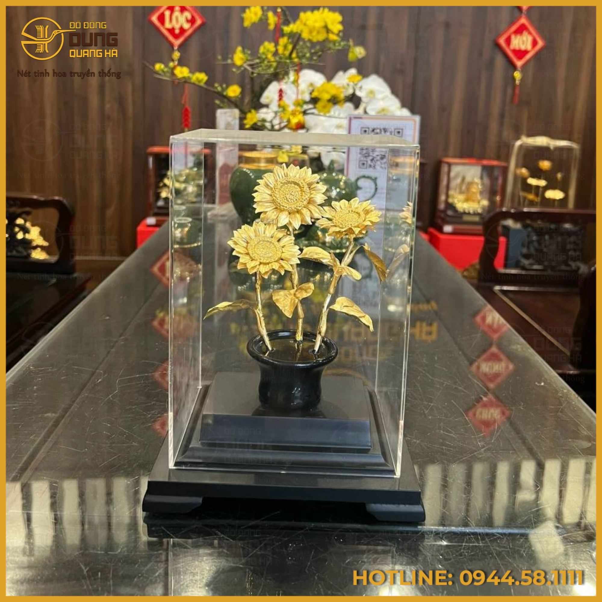 Chậu hoa hướng dương bằng đồng đặt hộp mica
