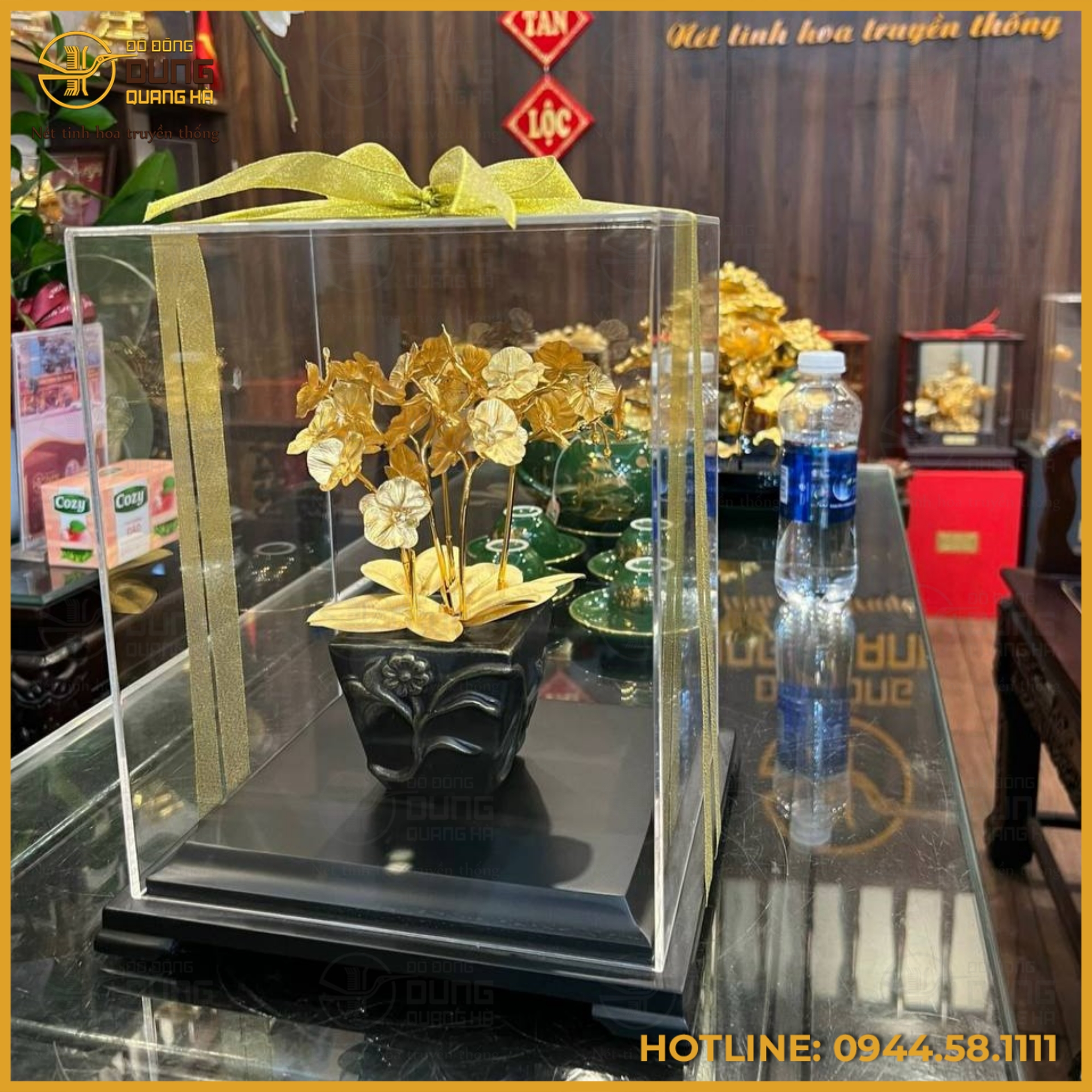 Chậu hoa bằng đồng mạ vàng độc đáo hộp mica