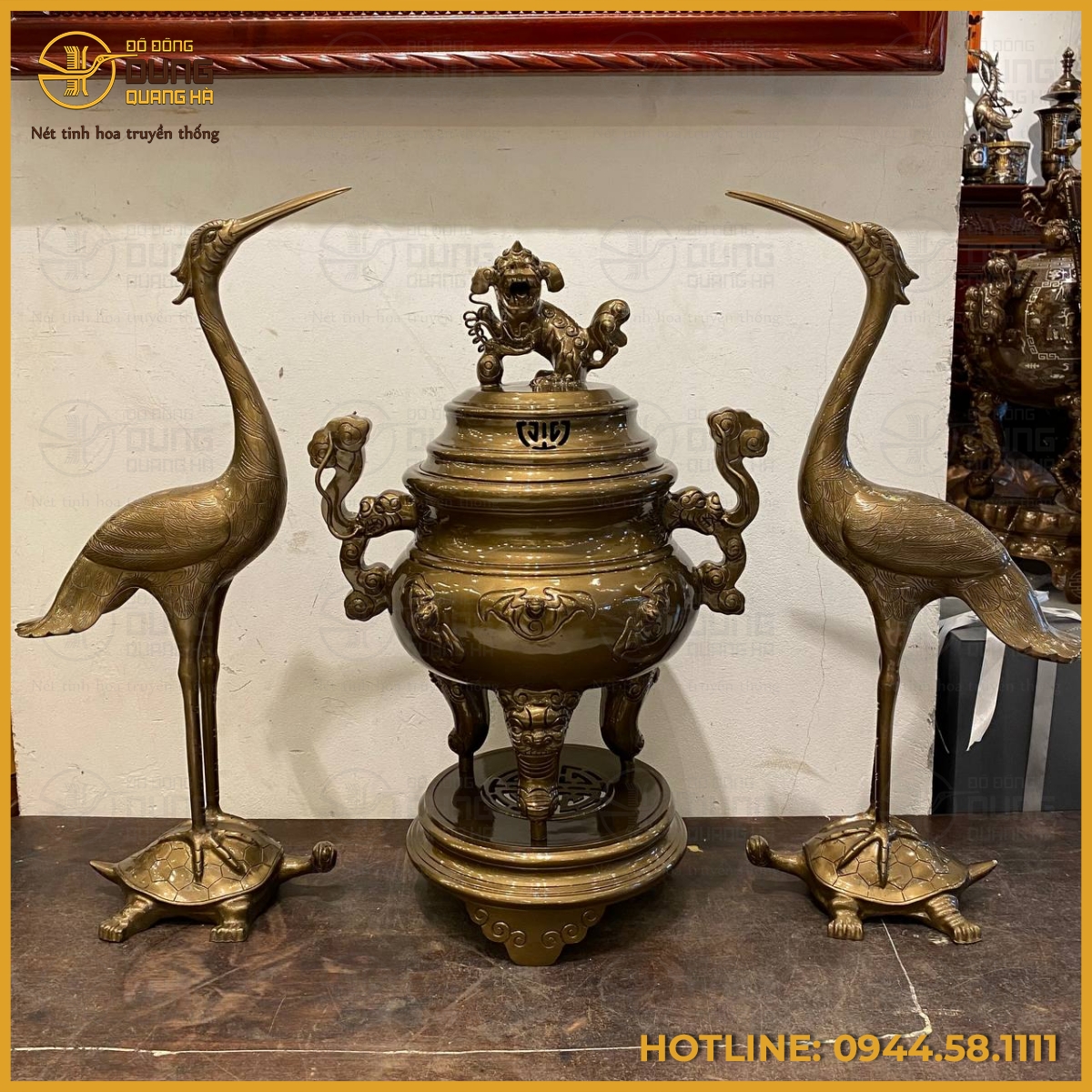 Bộ tam sự hạc chạm họa tiết dơi đồng đỏ làm màu nâu cổ kính Bộ tam sự hạc chạm họa tiết dơi đồng đỏ làm màu nâu cổ kính