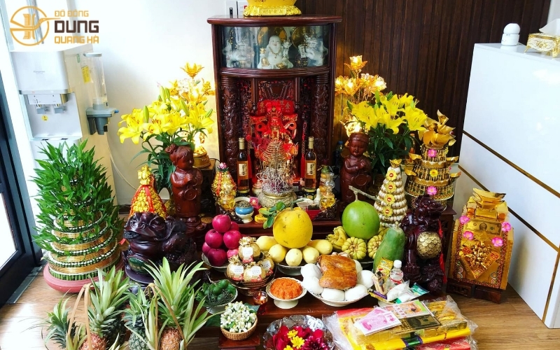 Người Việt thường cúng Thần Tài vào buổi sáng