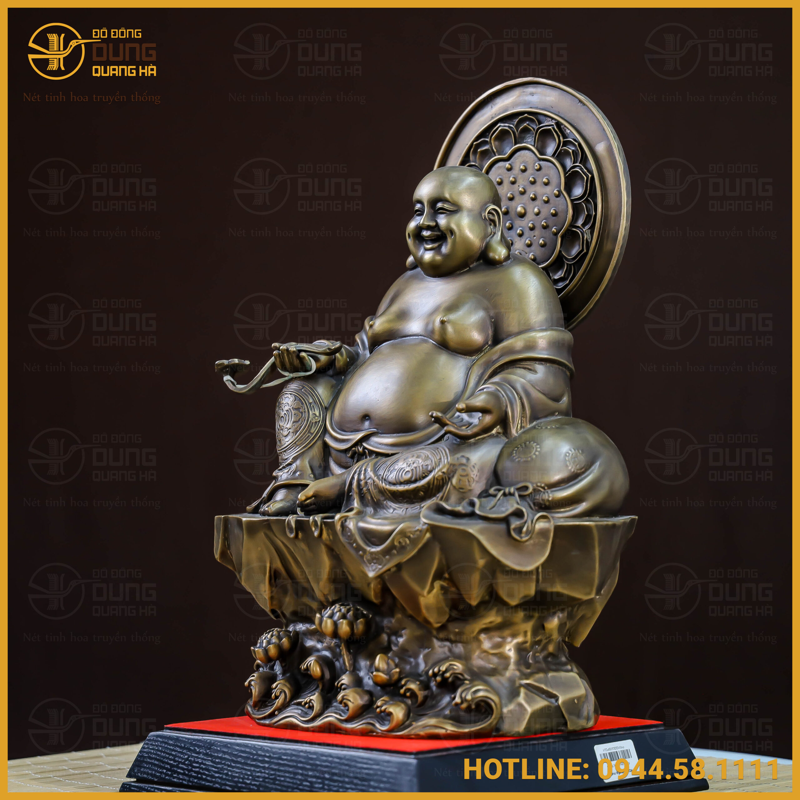 Tượng Phật Di Lặc toát lên vẻ cổ kính và trang nghiêm nhờ sắc đồng vàng được hun giả cổ vô cùng tinh xảo