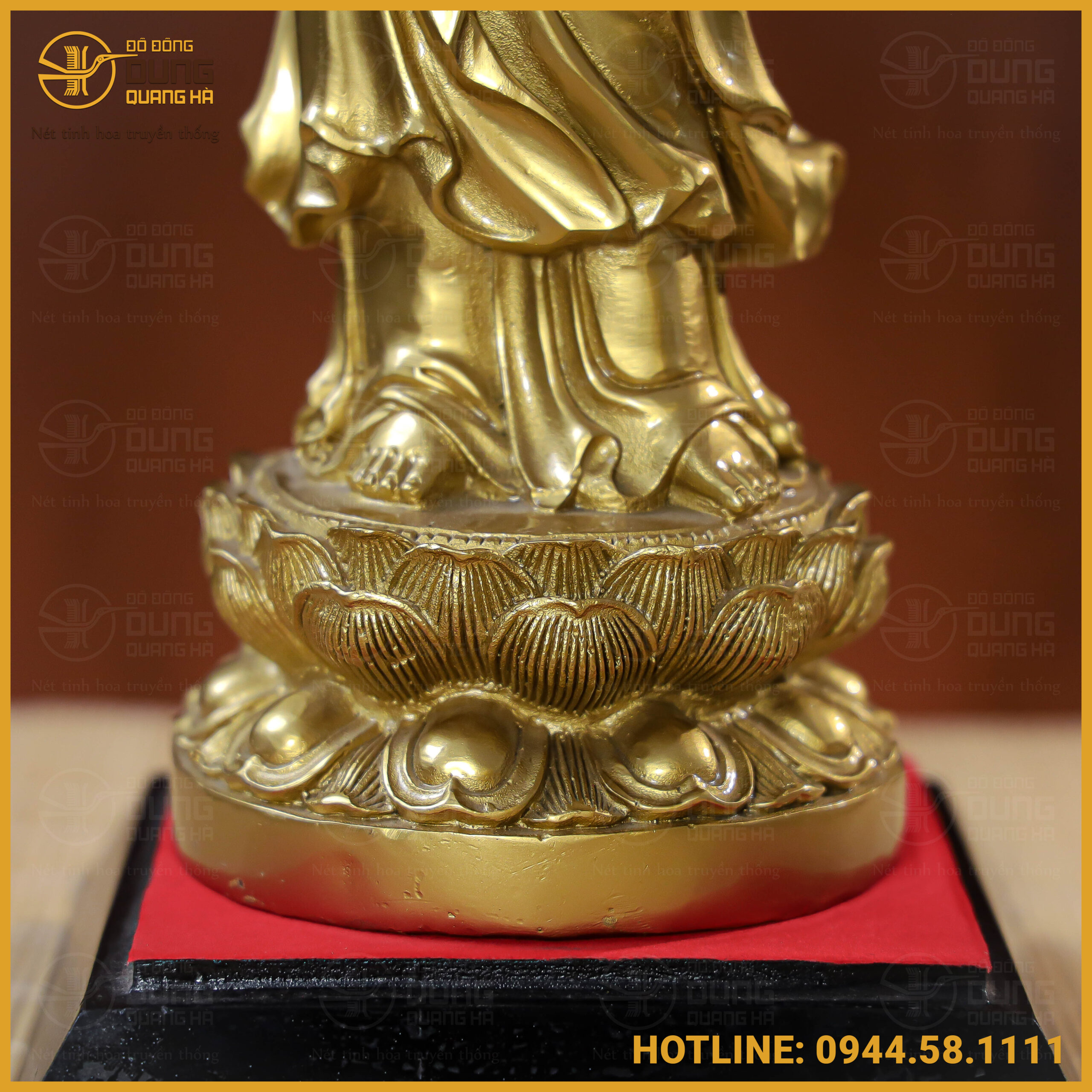 Bệ sen gồm hai tầng cánh sen xếp chồng lên nhau, với tầng dưới là các cánh sen lớn úp xuống và tầng trên là các cánh sen nhỏ ngửa lên