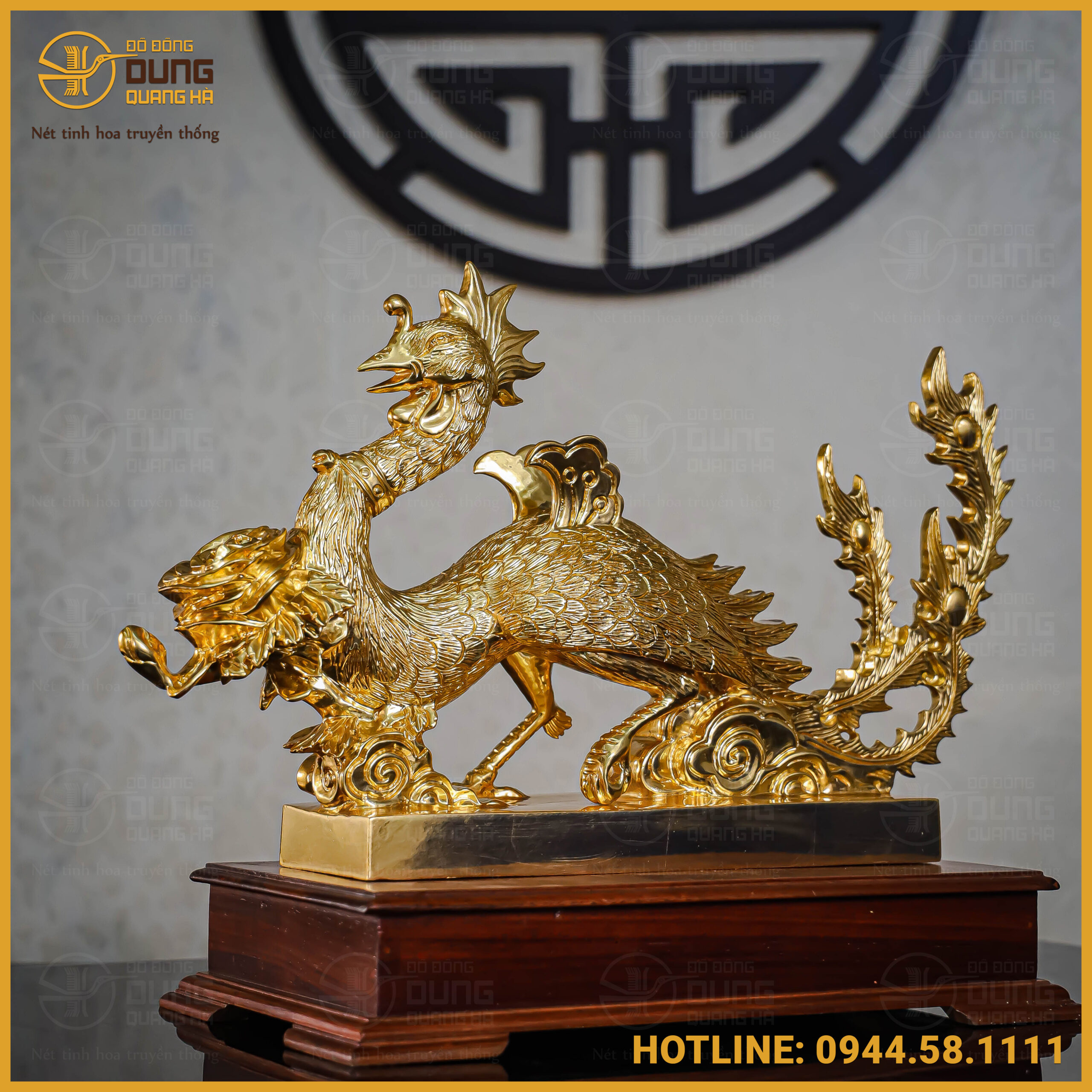 Tác phẩm cuốn hút mọi ánh nhìn bởi sắc hoàng kim lộng lẫy và thuần khiết từ lớp vàng dát mỏng