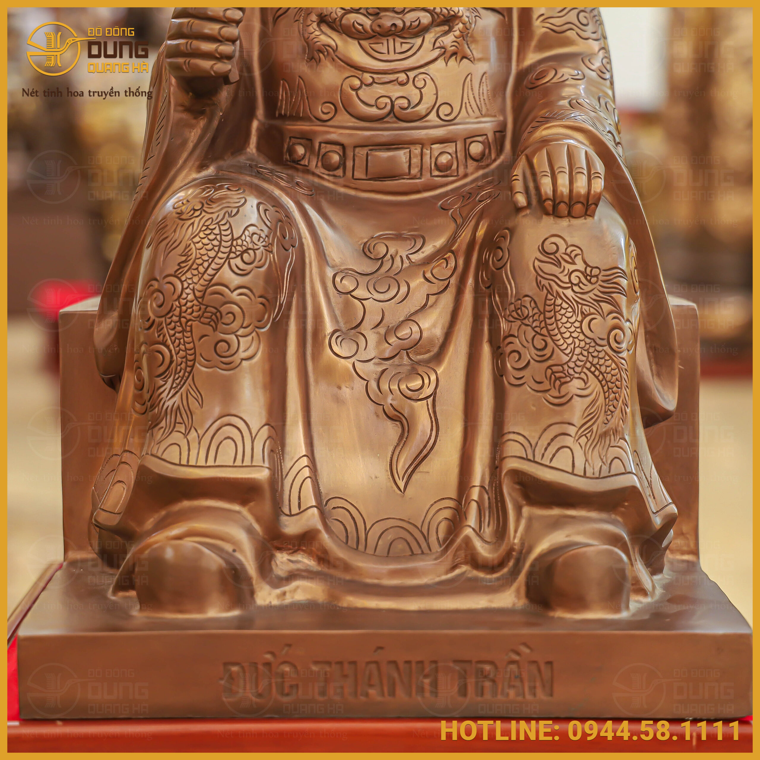 Phần trang phục của vị danh tướng được tạo hình vô cùng công phu với bộ triều phục rộng rãi