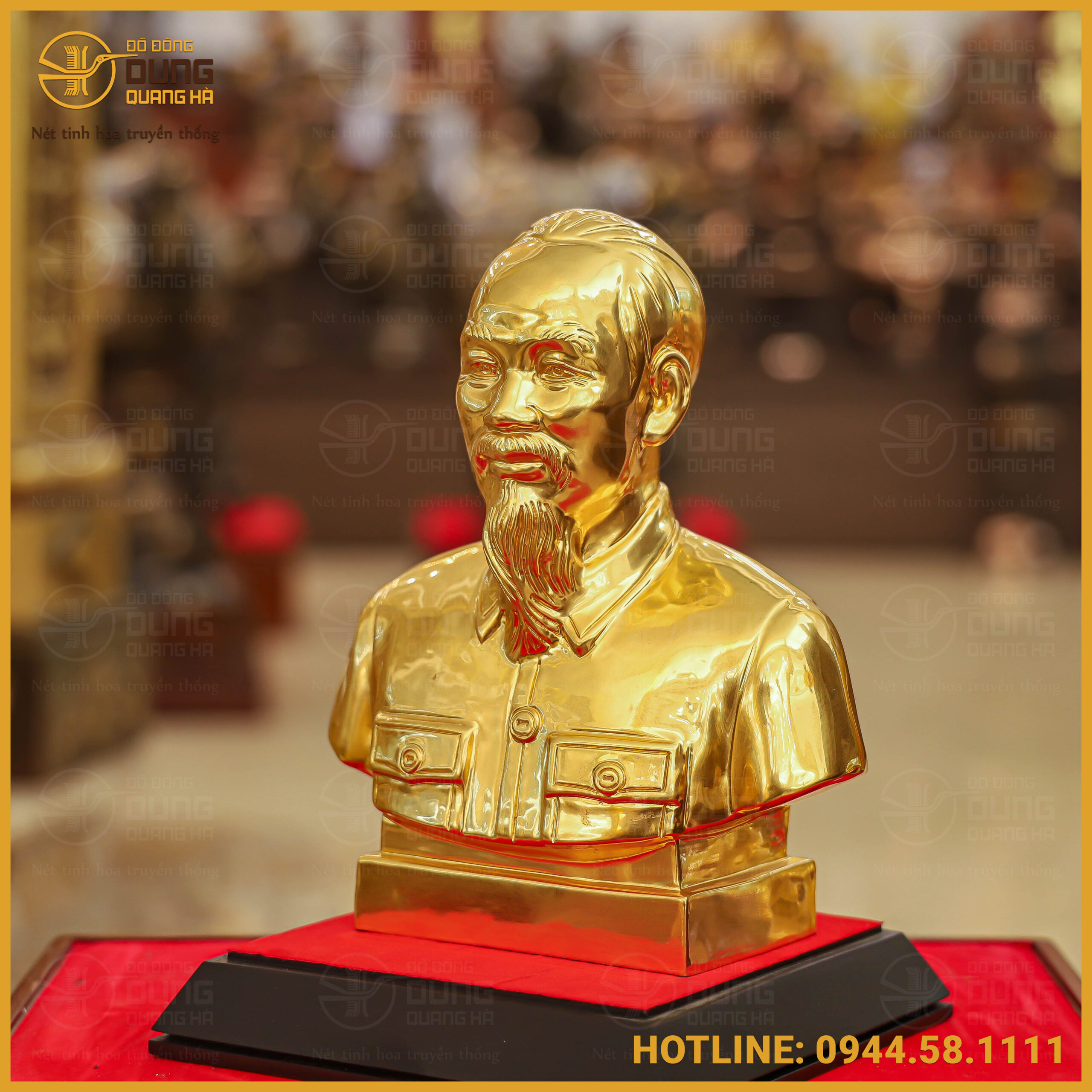 Pho tượng toát lên vẻ trang nghiêm và sang trọng tột bậc với lớp vàng 24K dát phủ toàn bộ bề mặt