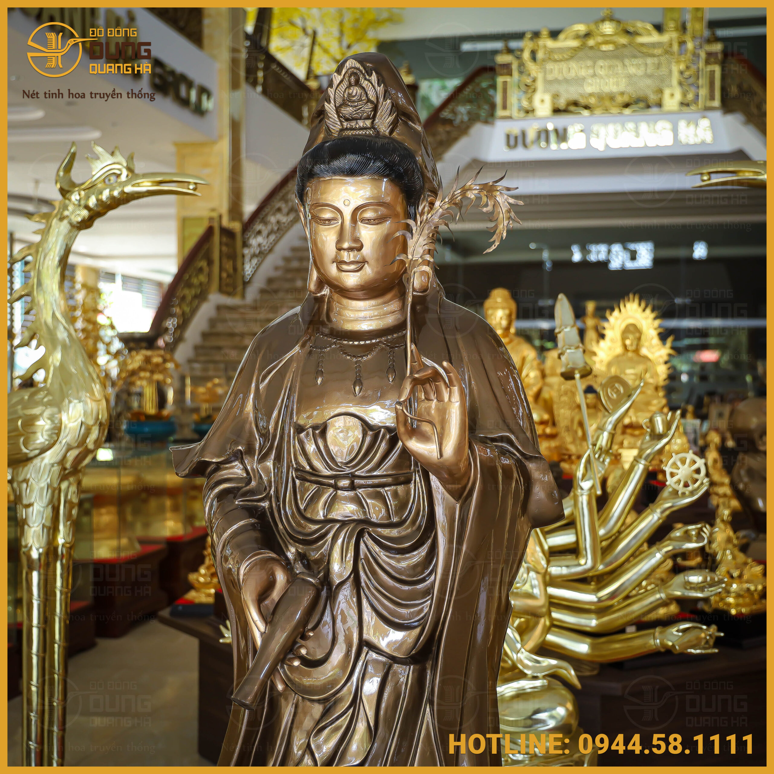 Tượng Bồ Tát Quan Âm mang sắc đồng đỏ trầm mặc được xử lý làm màu giả cổ, tạo nên vẻ đẹp uy nghiêm