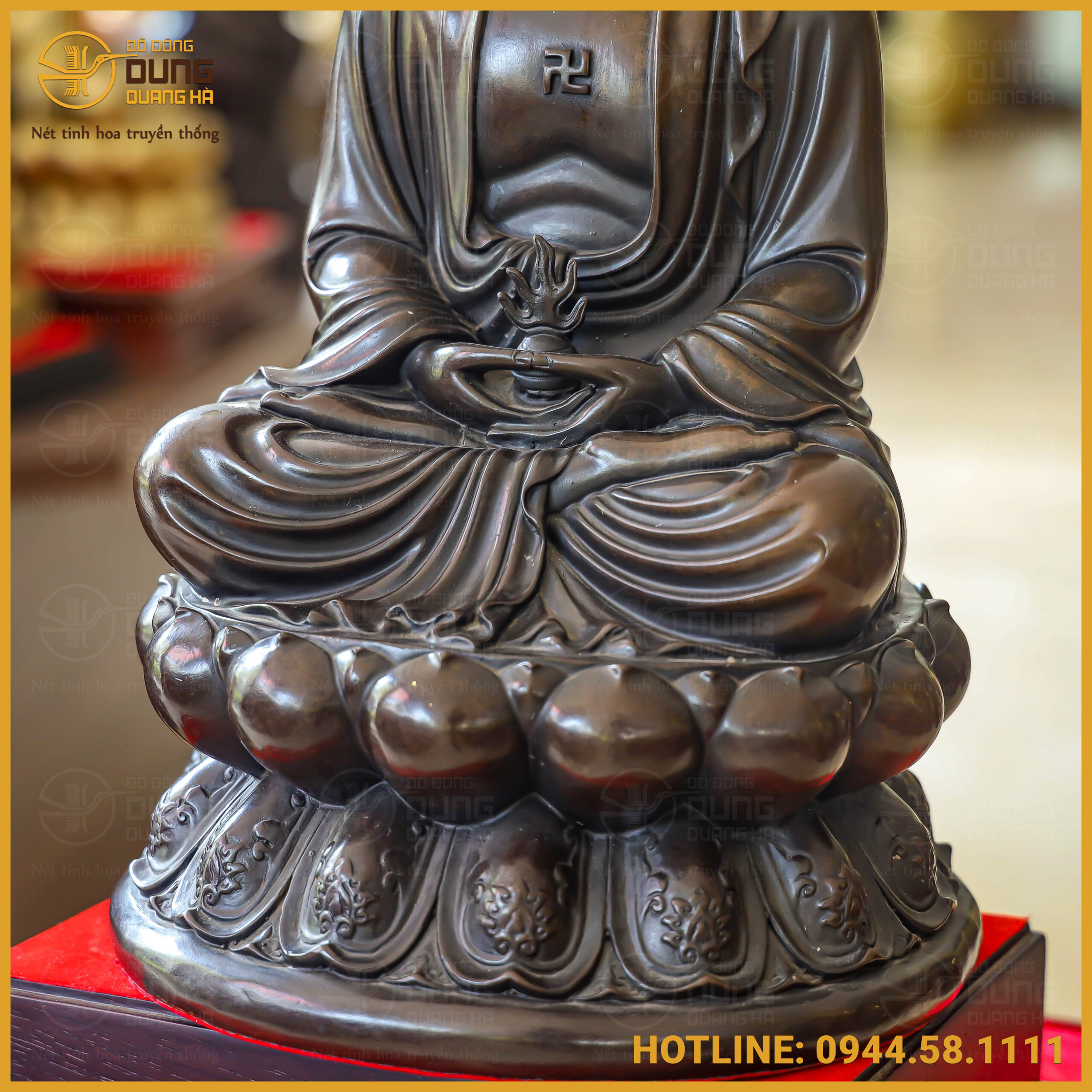 Trang phục của Ngài là bộ áo cà sa đơn giản nhưng tinh tế với những đường nếp gấp mềm mại
