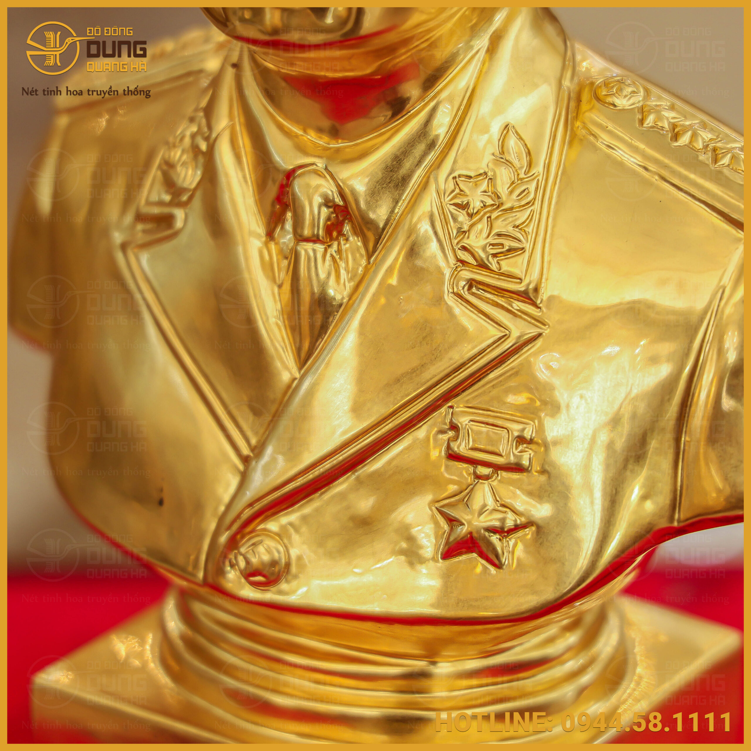 Phần thân dưới mô tả trang phục quân phục với hệ thống quân hàm, quân hiệu được chạm khắc sắc nét và đối xứng hai bên vai