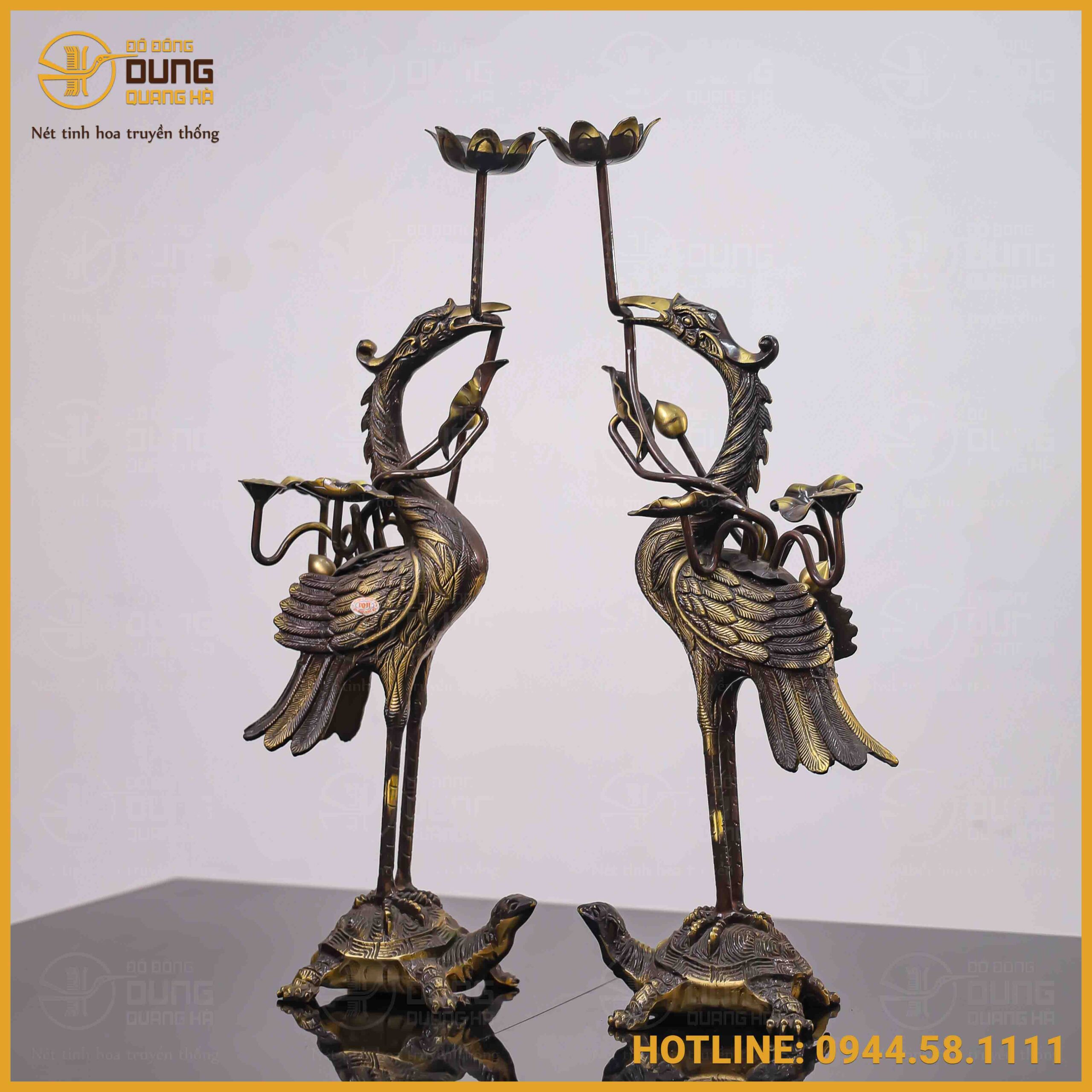 Sản phẩm sở hữu sắc màu độc đáo nhờ sự kết hợp tinh tế giữa tông nền hun nâu giả cổ trầm mặc