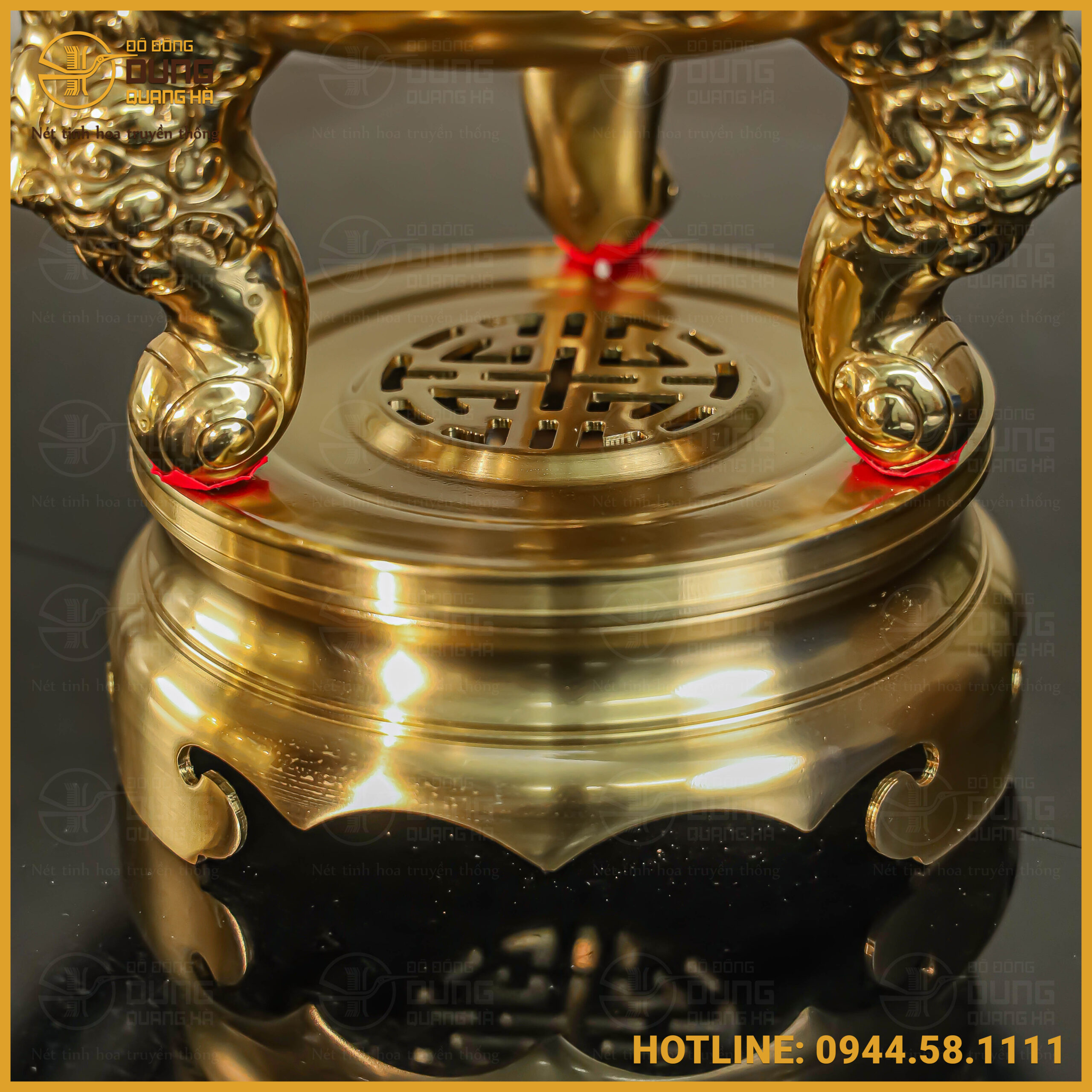 Nâng đỡ phần thân bầu tròn là hệ thống ba chiếc chân đỉnh vững chãi được đúc liền khối với thân theo thế kiềng ba chân