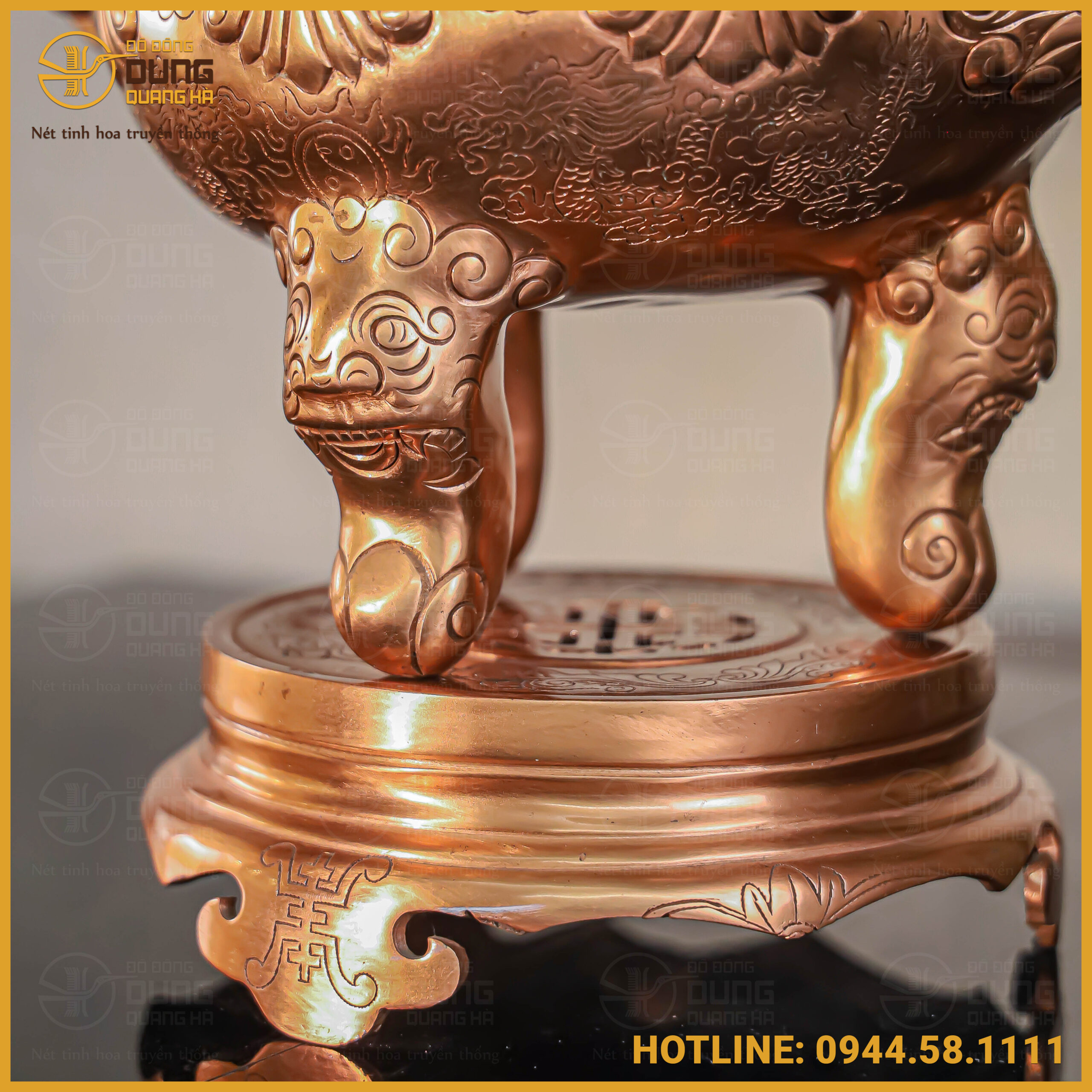 Nâng đỡ toàn bộ sức nặng của bầu đỉnh là hệ thống ba chân khánh vững chãi đúc liền khối theo thế kiềng ba chân