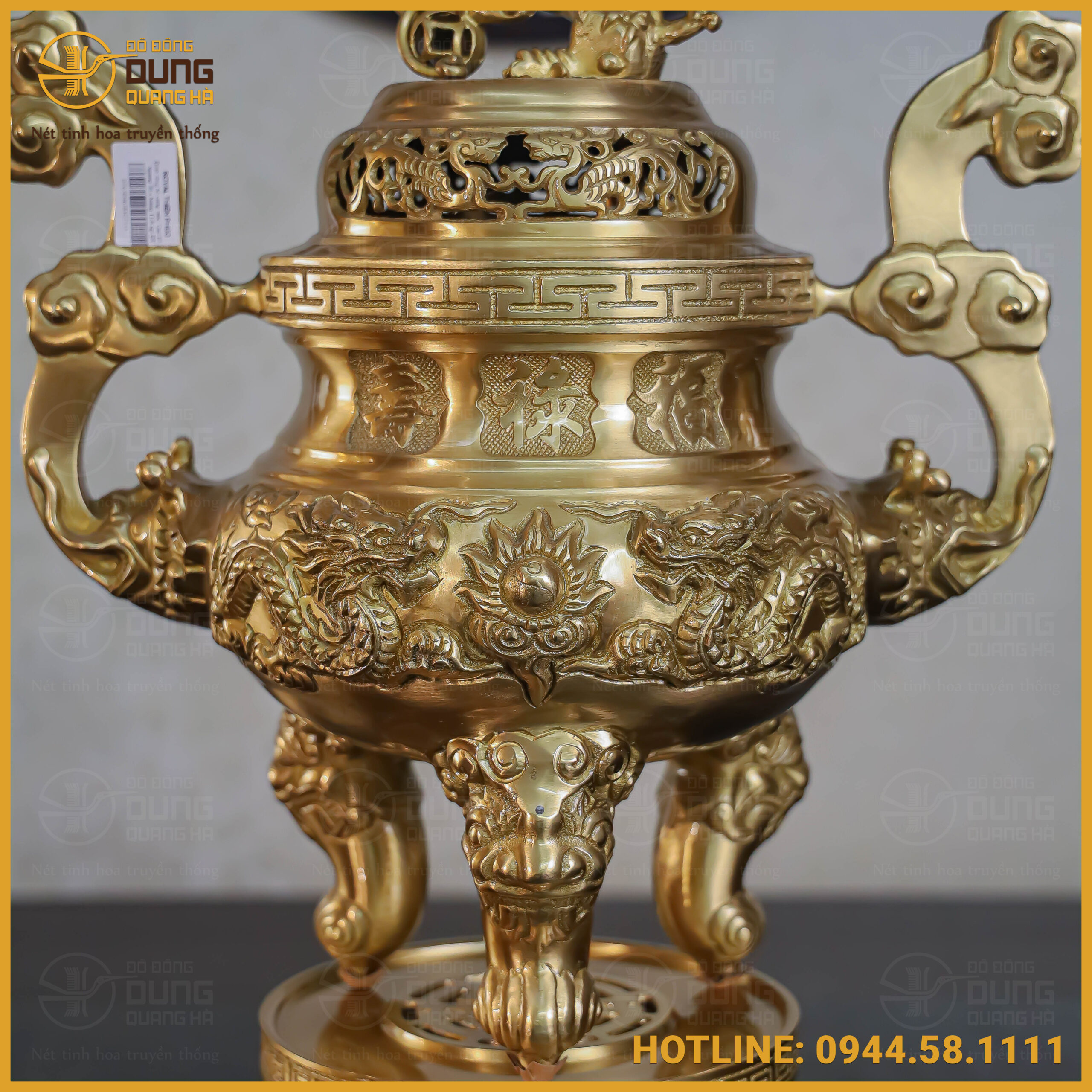 Thân đỉnh phình rộng về hai bên, nổi bật với ba chữ Phúc - Lộc - Thọ bằng chữ Hán được đúc nổi vuông vắn