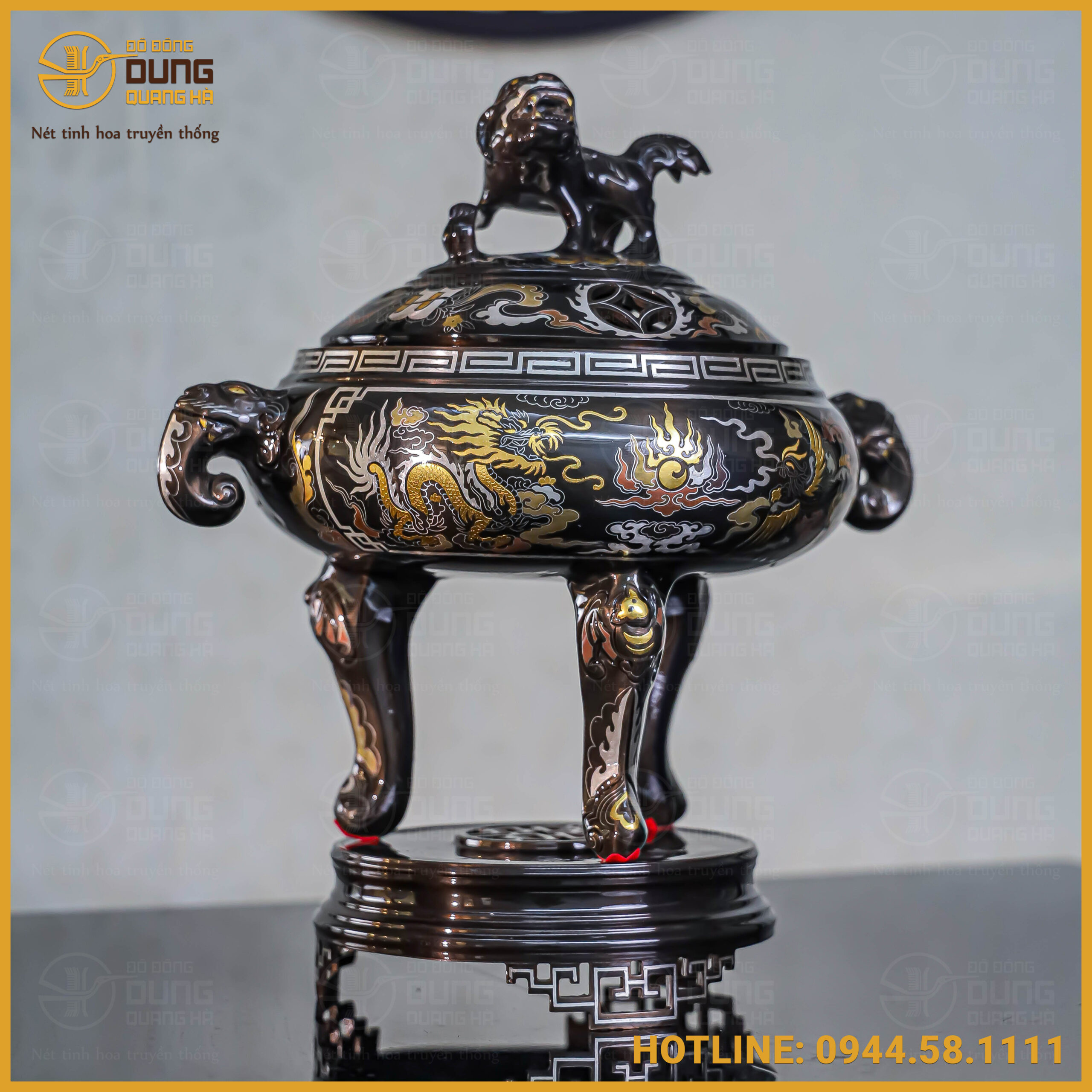 Sản phẩm cuốn hút mọi ánh nhìn nhờ sự phối màu đỉnh cao giữa nền đồng đỏ hạ màu đen thâm nghiêm và các đường nét khảm ngũ sắc vô cùng tinh xảo