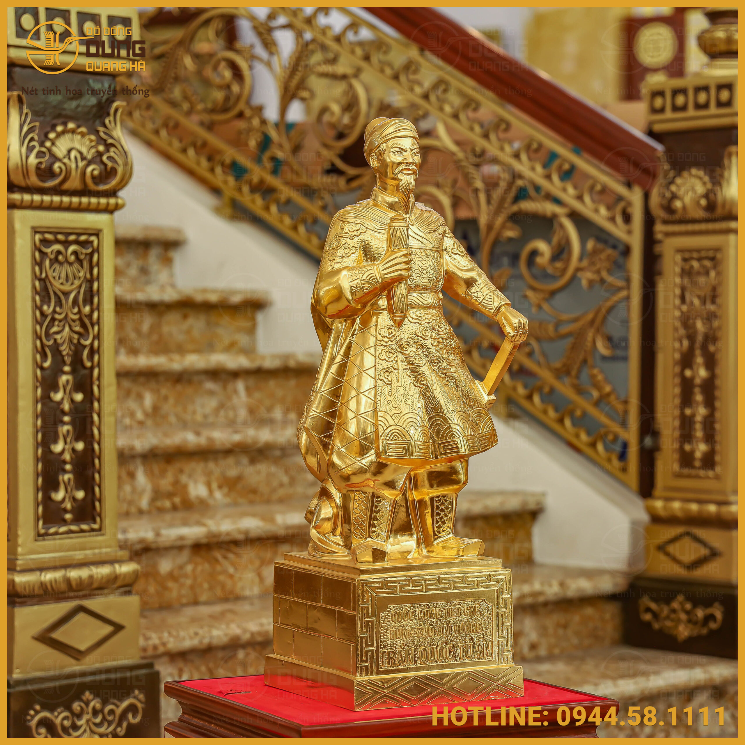 Toàn bộ dáng vóc của vị tổng chỉ huy toát lên sự tự tin, điềm tĩnh trước trận chiến