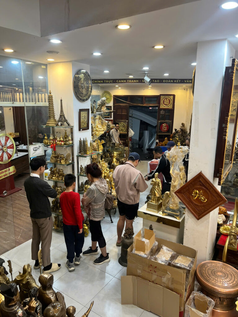 Cuối tuần đông vui tại cửa hàng Dung Quang Hà