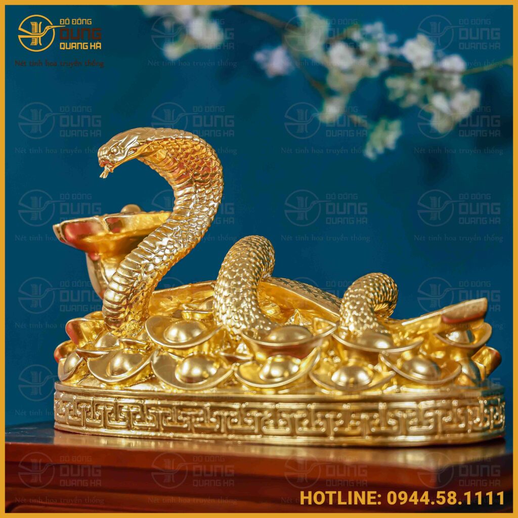 Tượng Rắn bằng đồng nằm trên núi vàng thếp vàng cao 16cm, ngang 25cm