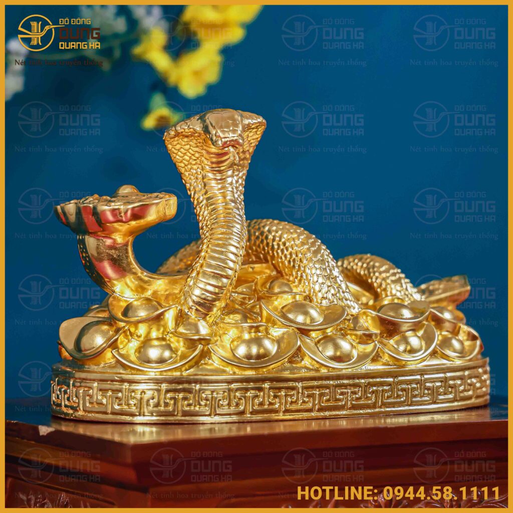 Tượng Rắn bằng đồng nằm trên núi vàng thếp vàng cao 16cm, ngang 25cm
