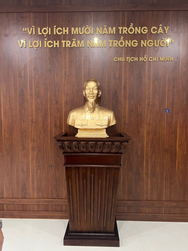 Bàn giao tượng Đức Thánh Trần 1m33, 90cm và tượng Bác Hồ 70cm tại Trường THCS & THPT Trần Quốc Tuấn – Nam Từ Liêm, Hà Nội