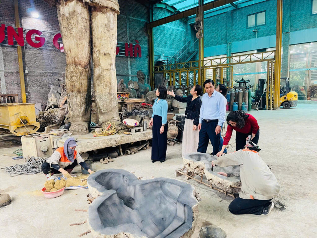 Đồ đồng Dung Quang Hà vinh dự đón tiếp đoàn Chủ tịch Hội Liên hiệp Phụ nữ tỉnh đến thăm và tặng quà tại xưởng sản xuất