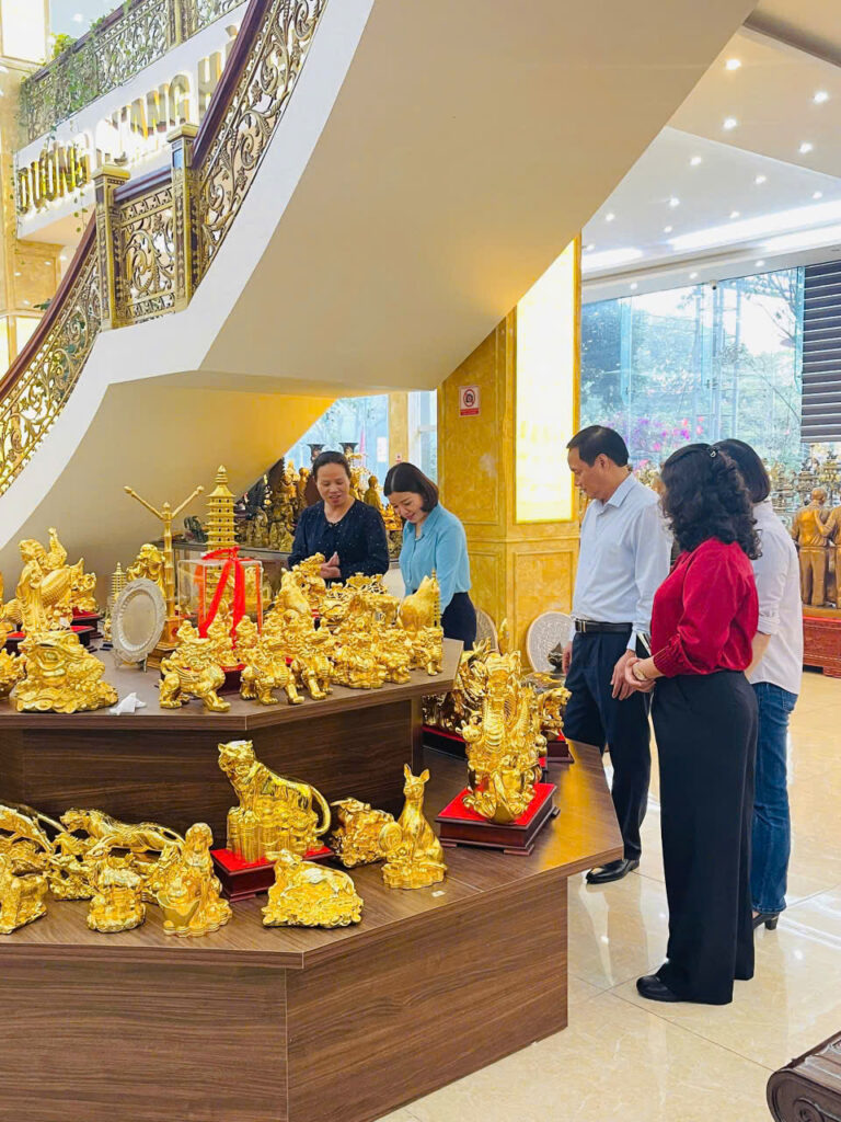 Đồ đồng Dung Quang Hà vinh dự đón tiếp đoàn Chủ tịch Hội Liên hiệp Phụ nữ tỉnh đến thăm và tặng quà tại xưởng sản xuất