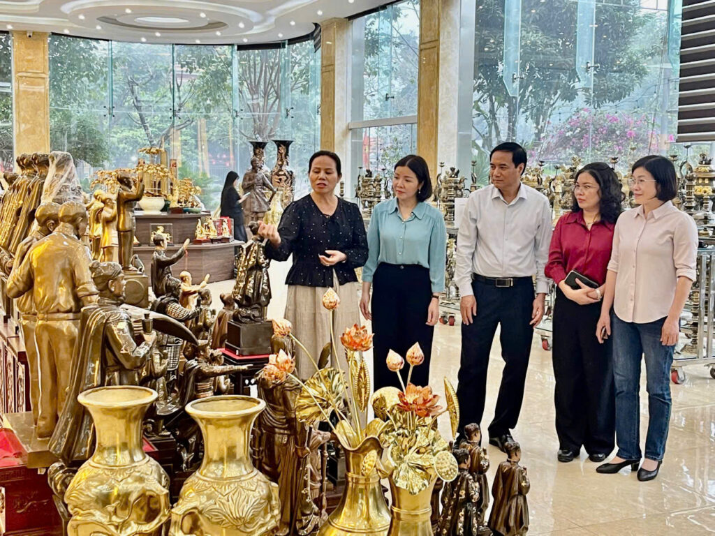 Đồ đồng Dung Quang Hà vinh dự đón tiếp đoàn Chủ tịch Hội Liên hiệp Phụ nữ tỉnh đến thăm và tặng quà tại xưởng sản xuất