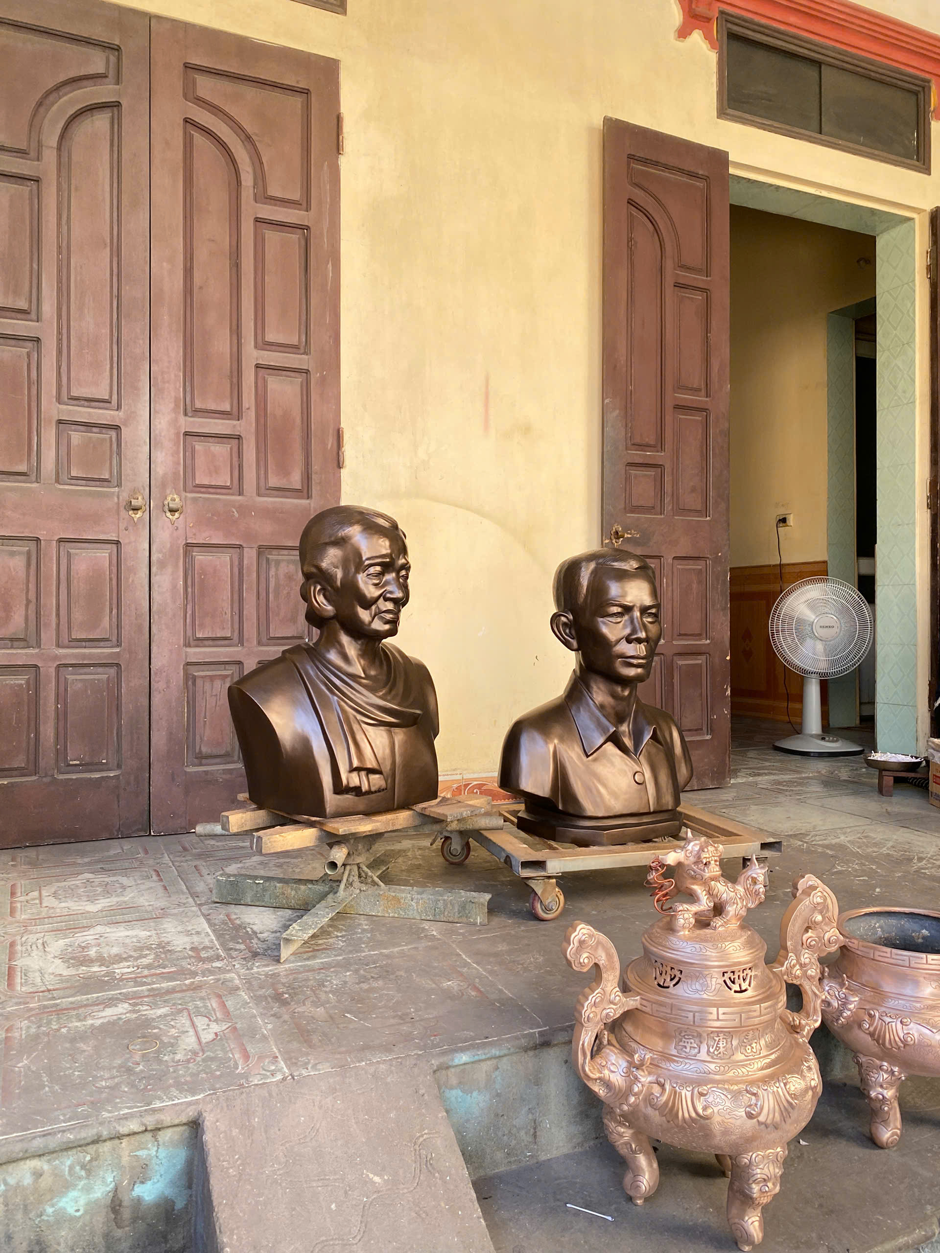 Hoàn thiện Tượng Đồng Chí Phạm Hữu Lầu cao 63cm và Đồng Chí Trần Thị Nhượng cao 60cm tại Bảo Tàng Lịch Sử Đồng Tháp