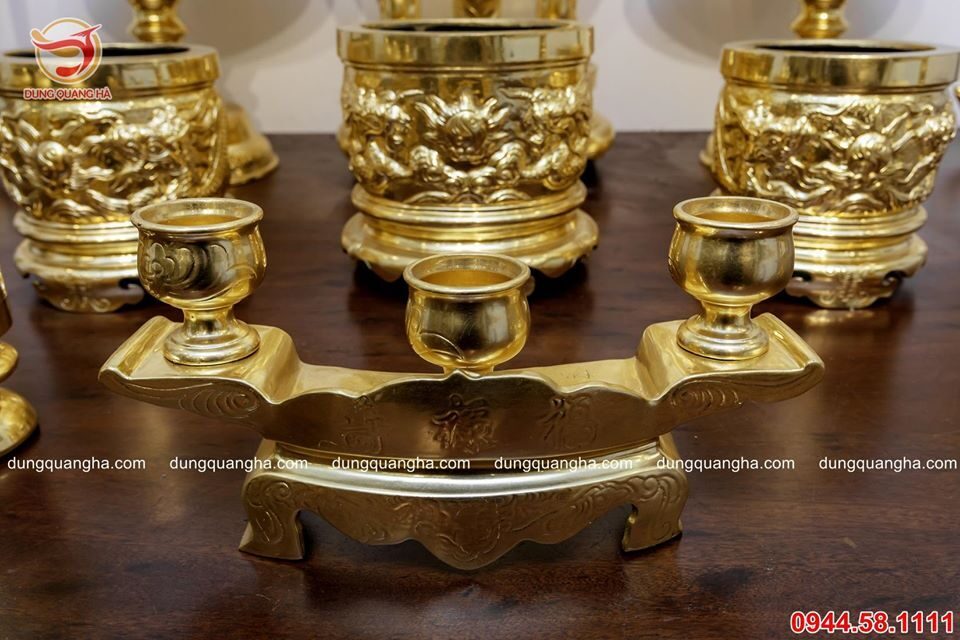 Bộ đồ thờ bằng đồng đầy đủ thếp vàng 9999 trên bàn thờ