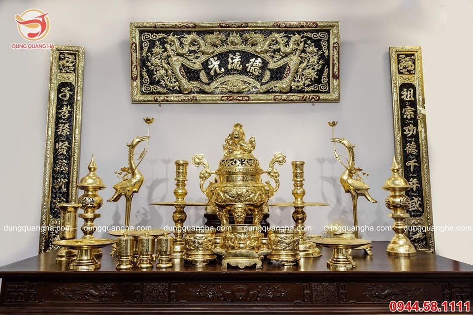 Bộ đồ thờ bằng đồng đầy đủ thếp vàng 9999 trên bàn thờ