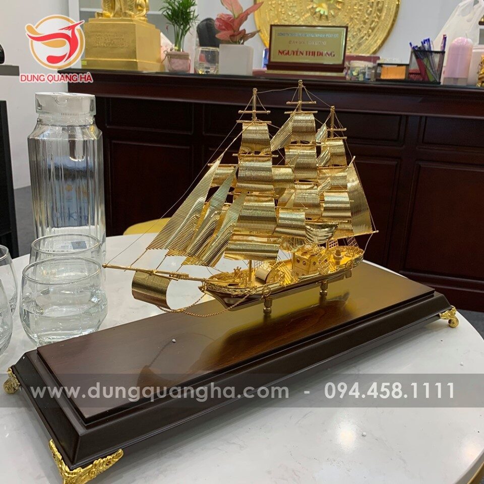 Mô hình thuyền buồm mạ vàng phong thủy