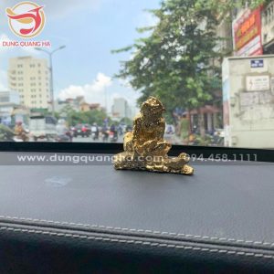 Tượng khỉ mạ vàng để xe ô tô