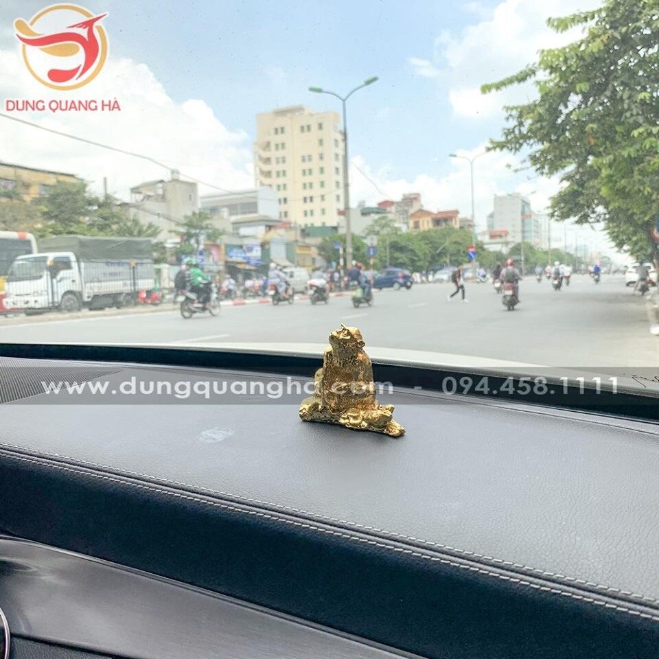 Tượng khỉ mạ vàng để xe ô tô