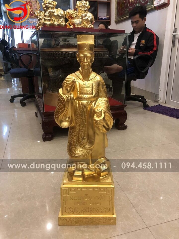 Tượng Nguyễn Trãi bằng đồng thếp vàng