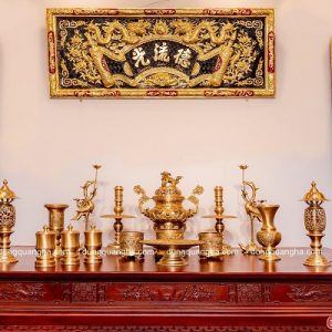 Bộ đồ thờ cúng bằng đồng vàng đầy đủ – chạm sòi cổ kính