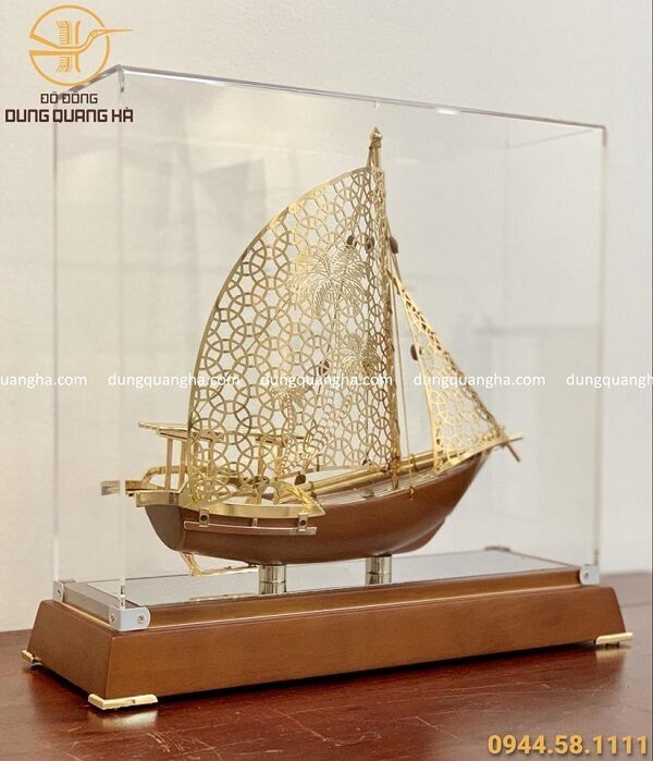 Thuyền buồm lưu niệm mạ vàng kích thước 29cm x 31cm x 11cm